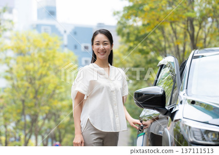 初夏時節，一輛女車 137111513