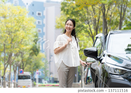 初夏時節，一輛女車 137111516
