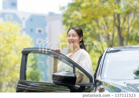 初夏時節，一輛女車 137111523