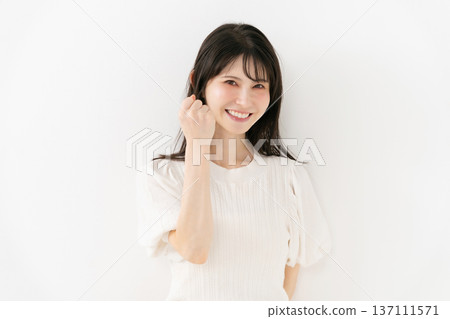 中間女性肖像拳頭姿勢 137111571