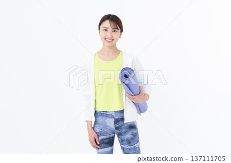 帶瑜伽墊的年輕女子 137111705