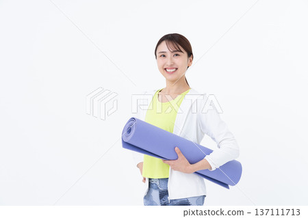 帶瑜伽墊的年輕女子 137111713