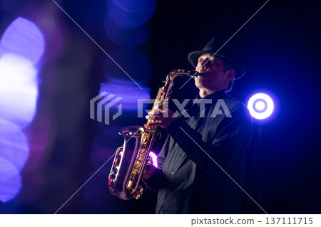 Man playing the saxophone live Man playing the saxophone live 137111715
