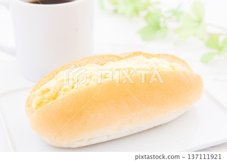 A delicious egg sandwich and hot coffee for breakfast 137111921