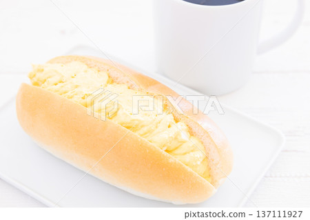 美味的雞蛋三明治和熱咖啡作為早餐 137111927