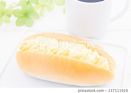 美味的雞蛋三明治和熱咖啡作為早餐 137111928