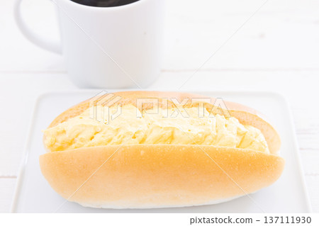 美味的雞蛋三明治和熱咖啡作為早餐 美味的雞蛋三明治和熱咖啡作為早餐 137111930