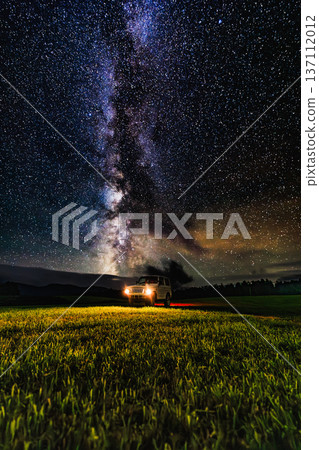 銀河與越野車的輪廓交相輝映。壯麗的銀河景象橫跨夜空。 137112012
