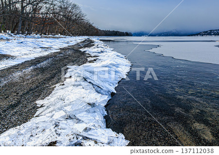 Winter scenery of Lake Kussharo in Hokkaido: Lakeside scenery with broken ice 137112038