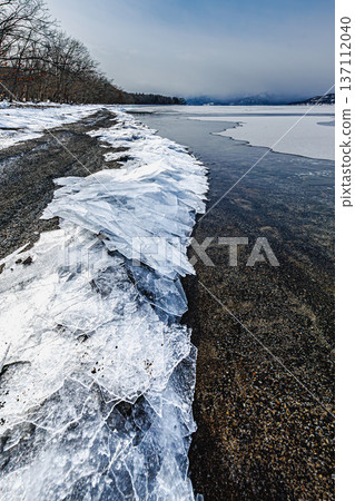 冬日屈斜路湖:透明的冰晶堆積在湖岸邊。 冬日屈斜路湖:透明的冰晶堆積在湖岸邊。 137112040