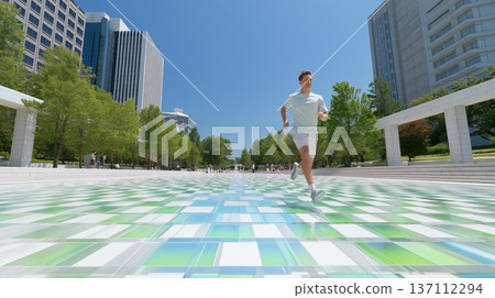 一個男人在擁有眾多建築物的城市公園裡奔跑，穿越了時間和空間。 137112294