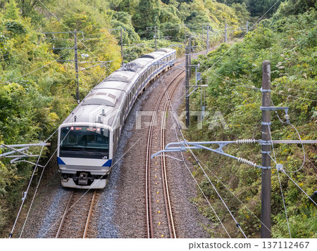 [Joban Line] A local train running along the line that has begun to change color 137112467