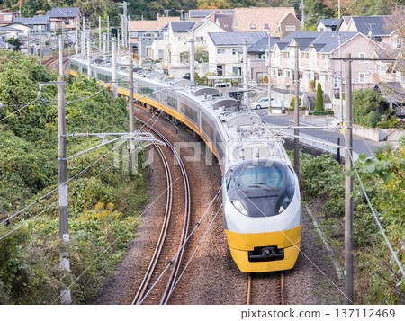 【長盤線】特快列車沿線運行，列車開始變換顏色。 137112469