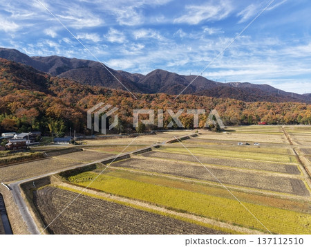 無人機空拍鏡頭下的秋葉染紅了山脈。 無人機空拍鏡頭下的秋葉染紅了山脈。 137112510