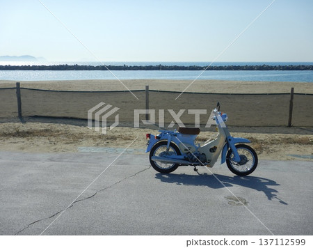 一輛超級幼獸（Super Cub）停在海岸邊 137112599