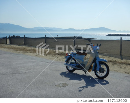 一輛超級幼獸（Super Cub）停在海岸邊 137112600