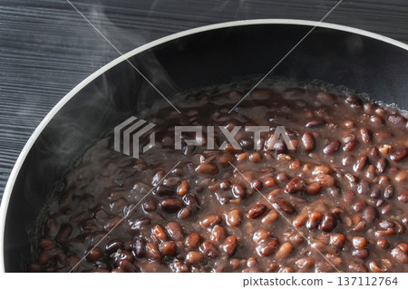Boiled red beans, whole bean paste Boiled red beans, whole bean paste 137112764
