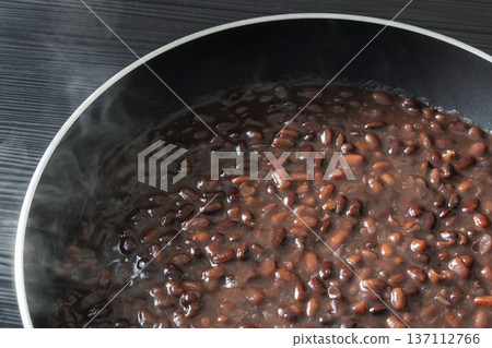 Boiled red beans, whole bean paste 137112766