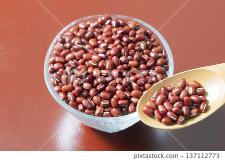 Boiled red beans, whole bean paste 137112773