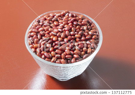 Boiled red beans, whole bean paste 137112775