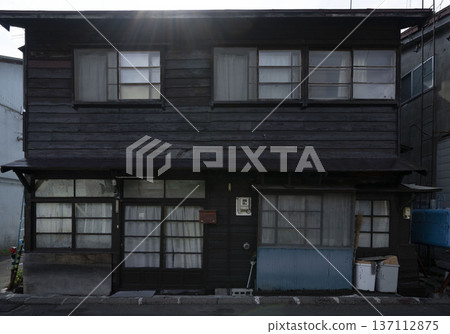 一棟破舊的兩層樓房,典型的日本住宅 一棟破舊的兩層樓房,典型的日本住宅 137112875