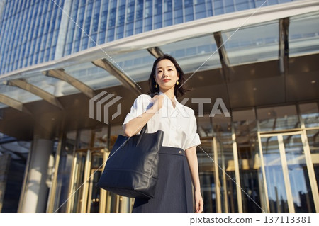 在一個春日的清晨，一位女子在辦公室前開啟了她的新生活。 137113381
