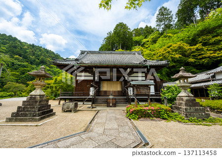 京都西山禪寶寺海山堂。寺廟四周環繞著青山,景色寧靜優美。 京都西山禪寶寺海山堂。寺廟四周環繞著青山,景色寧靜優美。 137113458