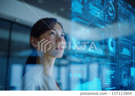 一位女商人正在觀看人工智慧數位顯示器DX圖像。 137113804