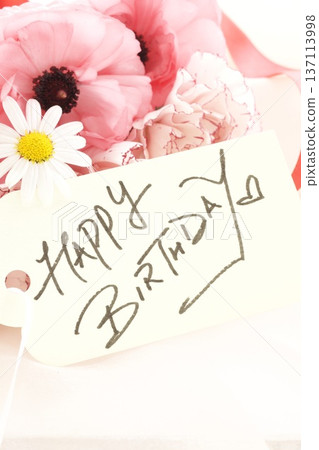 毛茛、雛菊、康乃馨和生日賀卡 毛茛、雛菊、康乃馨和生日賀卡 137113998