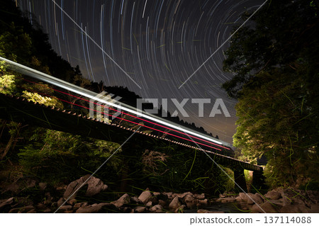 鐵路橋和夏夜的夜空，螢火蟲翩翩起舞 137114088
