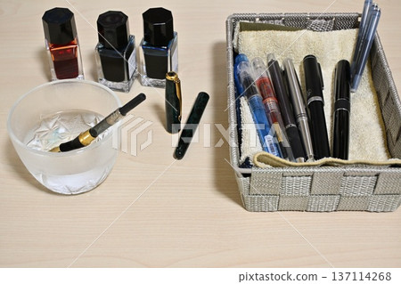 Cleaning the nib of a fountain pen to change the color of the ink Cleaning the nib of a fountain pen to change the color of the ink 137114268