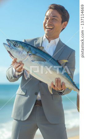 一位商人釣到了一條大魚;一位男子在海灘上歡呼雀躍 一位商人釣到了一條大魚;一位男子在海灘上歡呼雀躍 137114669