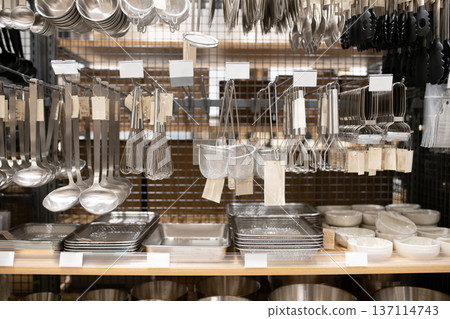 展出了許多廚房用具。 137114743