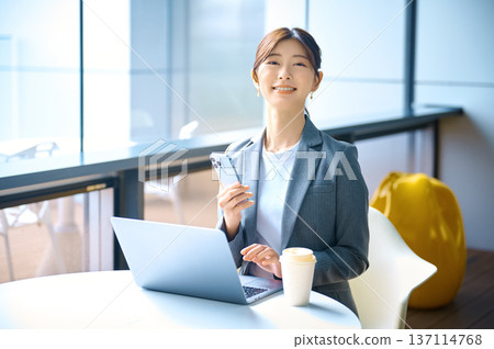 身著西裝的職業婦女手持智慧型手機 / 辦公咖啡廳 圖片由 Sky Perfect Tokyo Media Center 提供 身著西裝的職業婦女手持智慧型手機 / 辦公咖啡廳 圖片由 Sky Perfect Tokyo Media Center 提供 137114768