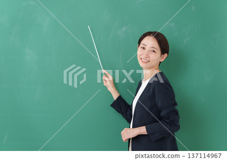 女老師微笑 137114967