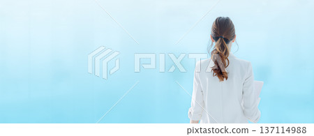 一位女性商務人士手持文件的背影，辦公圖片 137114988