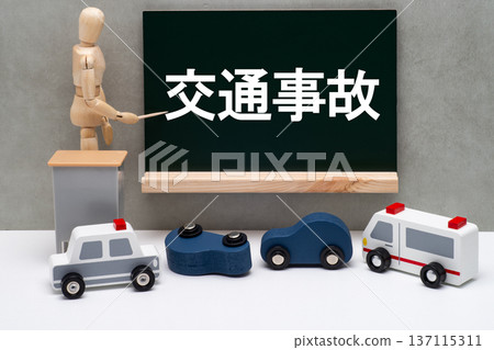 A blackboard with "traffic accident" written on it and a drawing doll 137115311