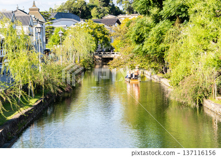 Kurashiki River Boat Tour and Kurashiki Bikan Historical Quarter Tour (The bustling Kurashiki River with river boats carrying goods and the white-walled townscape) 137116156