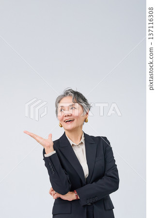 一位充滿活力的資深女企業家 一位充滿活力的資深女企業家 137116308