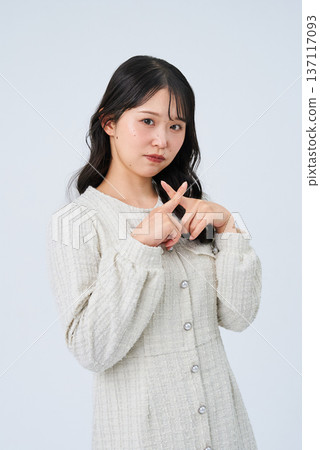 一位年輕女子用手比劃著NG手勢。 一位年輕女子用手比劃著NG手勢。 137117093