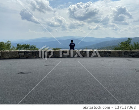 弗吉尼亞州天際線公路上的極簡主義山景和孤獨的身影 弗吉尼亞州天際線公路上的極簡主義山景和孤獨的身影 137117368