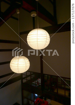 江戶時代現代聯排別墅中的日式竹紙燈具 137117876