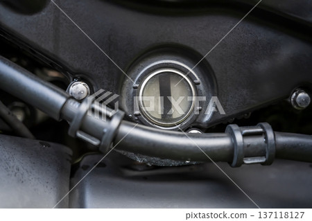 摩托車機油油位檢查窗口特寫照片 摩托車機油油位檢查窗口特寫照片 137118127