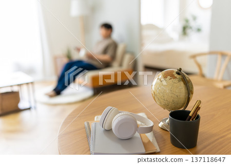 桌上放著地球儀和耳機。 137118647