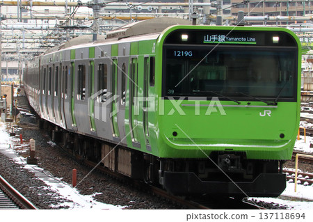 【JY】冬季山手線E235系列車（103系列風格塗裝：紀念環線營運100週年） 137118694