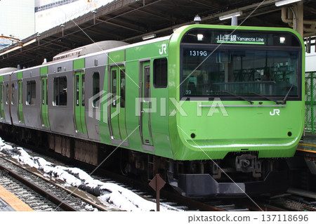 [JY] Winter Yamanote Line E235 Series Train (103 Series-style wrapping: Commemorating the 100th Anniversary of Circular Route Operation) 137118696