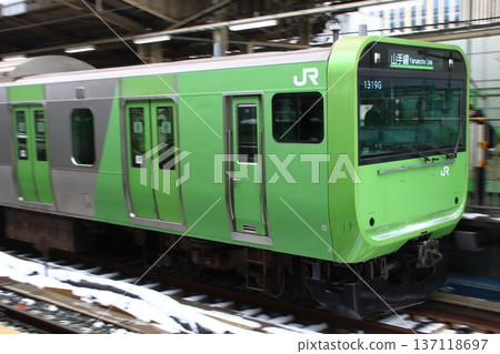[JY] Winter Yamanote Line E235 Series Train (103 Series-style wrapping: Commemorating the 100th Anniversary of Circular Route Operation) 137118697