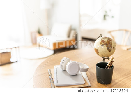 桌上放著地球儀和耳機。 137118704