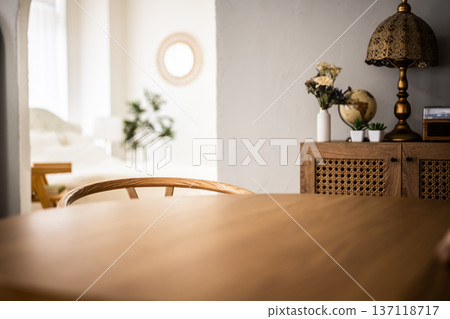 一間擺放著古董家具的房間 137118717