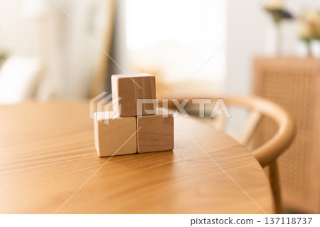 桌子上堆放著木塊。 桌子上堆放著木塊。 137118737